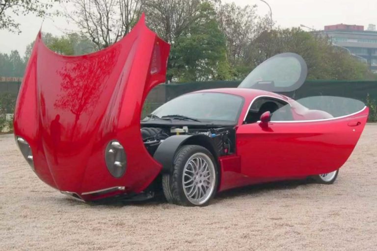 3 Alfa Romeo 8C mit Ferrari-V8-Motor an einem Ort in Dubai versammelt ...